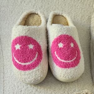 🎄5/30 Flojos Pink and Cream Smiley Face Plush Slippers  9/10
